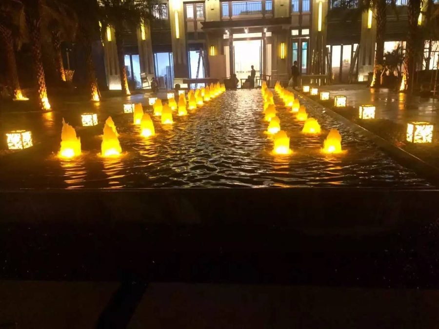 夜间阵列水景与灯光