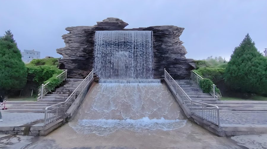 假山跌水与两侧台阶